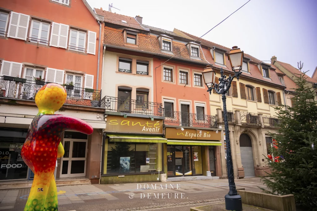 Vue extérieure du local commercial avec vitrine, situé en rue piétonne à Saverne